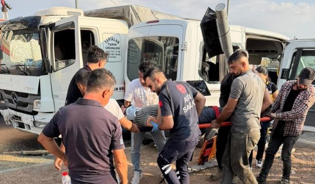 Buğday yüklü kamyon ile minibüs çarpıştı: Çok sayıda yaralı