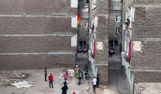 Diyarbakır'da korkutan yangın: Ev alevlere teslim oldu