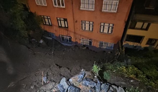 İstanbul'da yağmur sonrası toprak kaydı: Apartman boşaltıldı