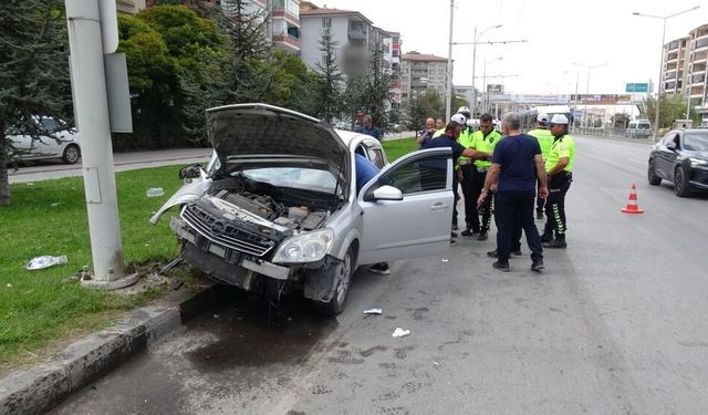 Kontrolden çıkarak direğe çarptı: 2'si çocuk 4 yaralı