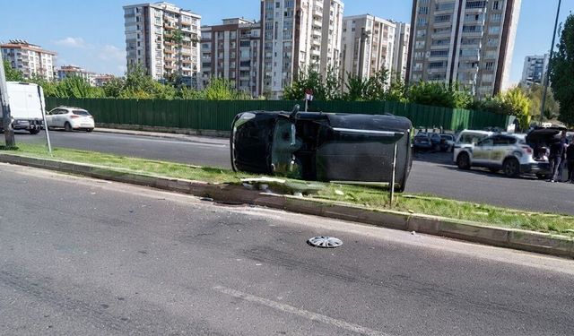 Diyarbakır’da korkutan kaza: Araç yan yattı