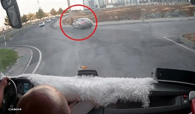 Diyarbakır’da otomobil kaldırıma çıktı: Anne ve iki çocuğu yaralandı
