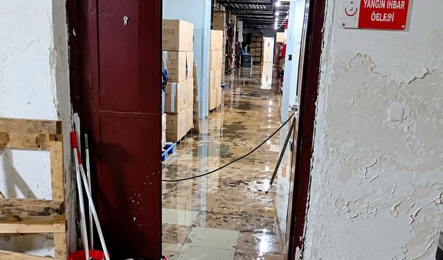 Diyarbakır’da hastaneyi lağım suyu bastı: Tıbbi malzemeler su altında kaldı