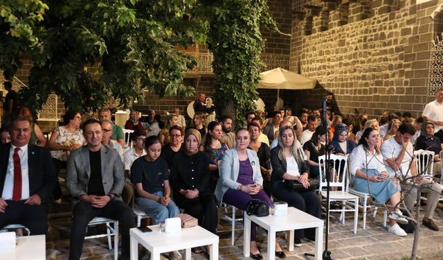 Diyarbakır’da şiir ve müzik buluştu: Tarihi müzede duygu dolu gece!