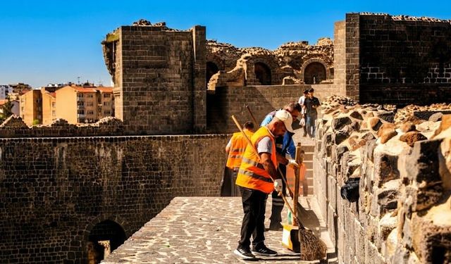 UNESCO listesindeki Diyarbakır Surları’nda temizlik çalışması