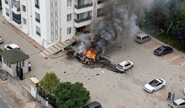 Diyarbakır’da korkutan yangın: Otomobil küle döndü
