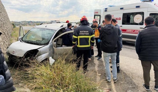 Batman’da araç duvara çarptı: 2 yaralı