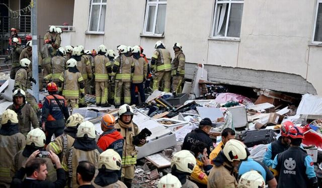 Maltepe’de 7 katlı bina çöktü: 2 kişi hayatını kaybetti, 2 kişi aranıyor