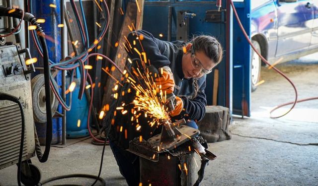 18 yaşındaki kız, otobüs fabrikasında kaynak ustası