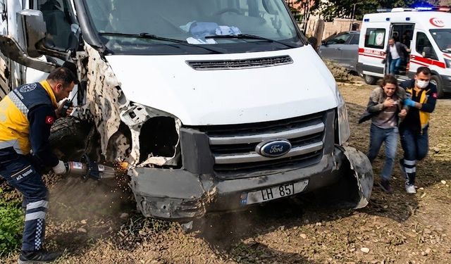 Diyarbakır’da korkutan kaza! Kamyonet refüje çıktı, yaralılar var