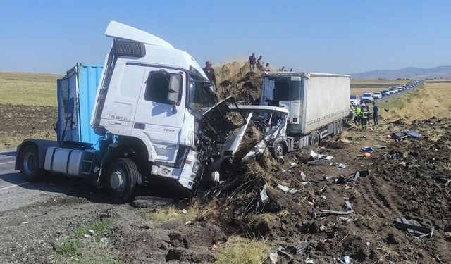 Siverek-Diyarbakır yolunda kaza: Tır şarampole girdi