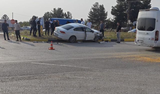 Diyarbakır'da otomobil ile tır çarpıştı: Yaralılar var