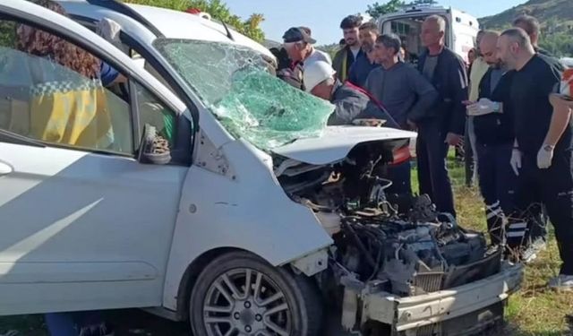 Ticari araç ile minibüs çarpıştı: 4 yaralı