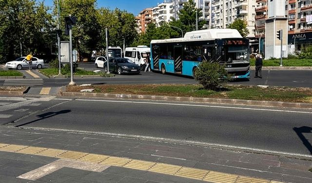 Diyarbakır’da korkutan kaza: Belediye otobüsüne arkadan çarptı