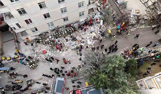 Maltepe’de çöken binadan son kişi çıkarıldı: Acı anlar havadan görüntülendi
