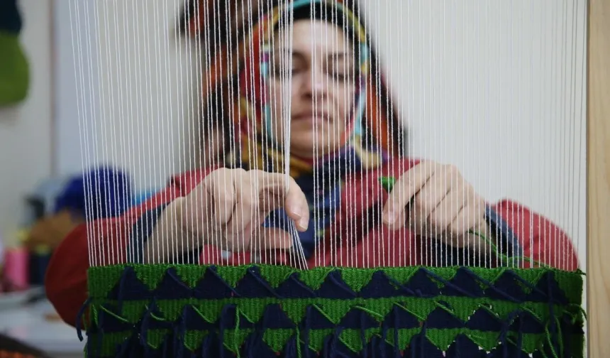 Yıpranan kilimler Kadınların ellerinde çanta ve cüzdana dönüştürülüyor