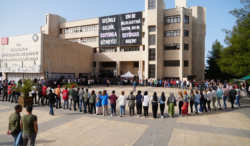Diyarbakır’da eş başkanlardan halaylı 1 Mayıs kutlaması
