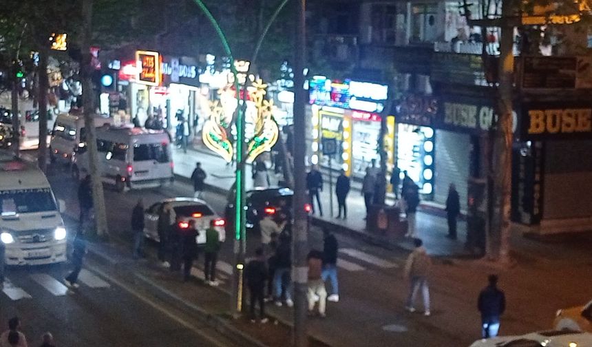 Diyarbakır’da iki grup cadde ortasında birbirine girdi