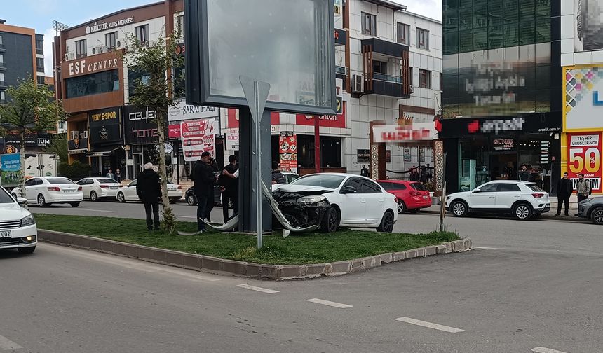 Otomobil refüje çıktı, panoya saplandı