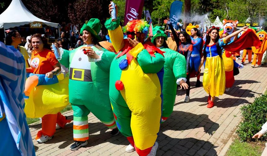 13. Uluslararası Portakal Çiçeği Karnavalından renkli görüntüler