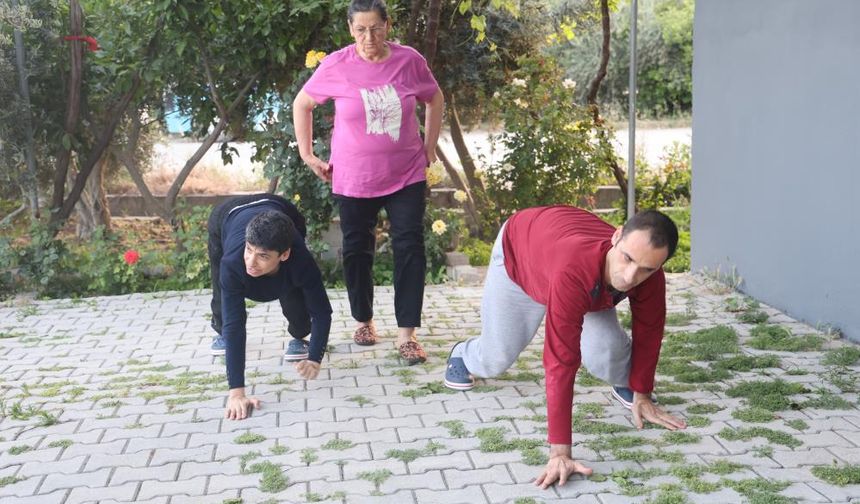 Emeklemeye mahkum kalan evlatlara anne şefkati