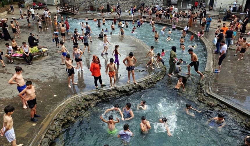 Diyarbakır'da sıcaklıklar artıyor, çocuklar Anzele’de serinliyor