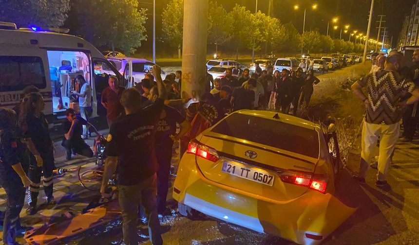 Diyarbakır'da kontrolden çıkan taksi devrildi