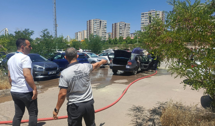Diyarbakır’da hastane otoparkında otomobil yangını