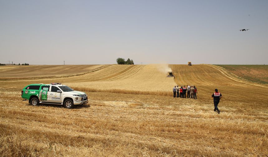 Diyarbakır'da anız yangınlarına karşı mücadele ekibi