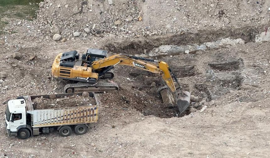 Diyarbakır'da 89 kişiye mezar olan Galeria İş Merkezi'ne ilk kepçe vuruldu