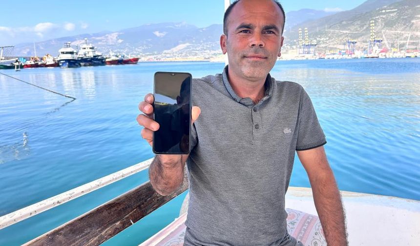 2 buçuk metrelik devasa köpek balığını denize bıraktı