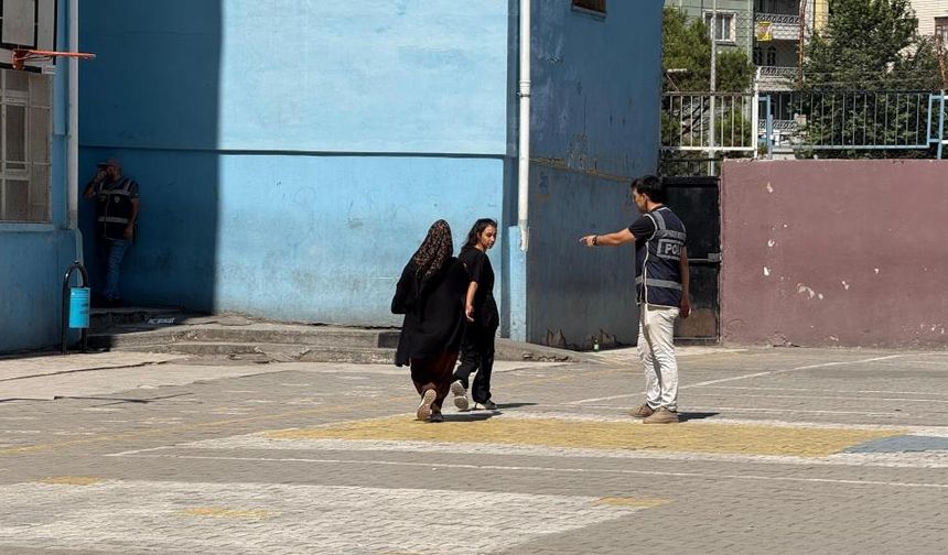 Diyarbakır'da belgelerini unutanlar son anda LGS'ye yetişti