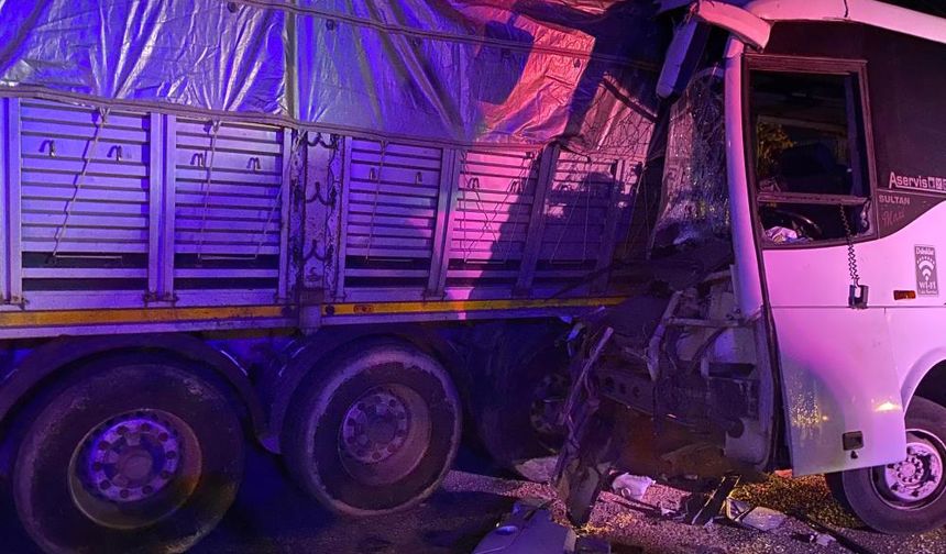 Yolun kenarında duran tıra işçi servisi çarptı: Çok sayıda yaralı