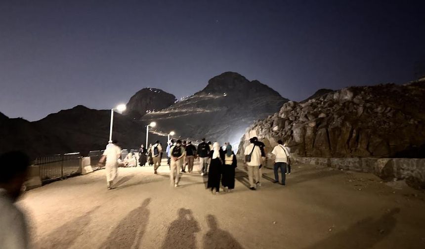 Hacı adayları Nur Dağı’na yürüyor