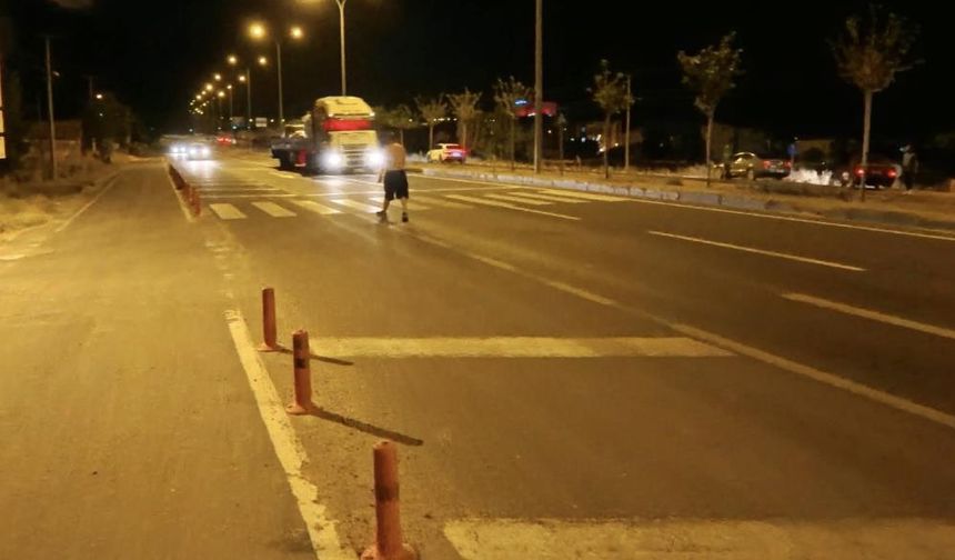 Yarı çıplak şahıs araçların önüne atladı
