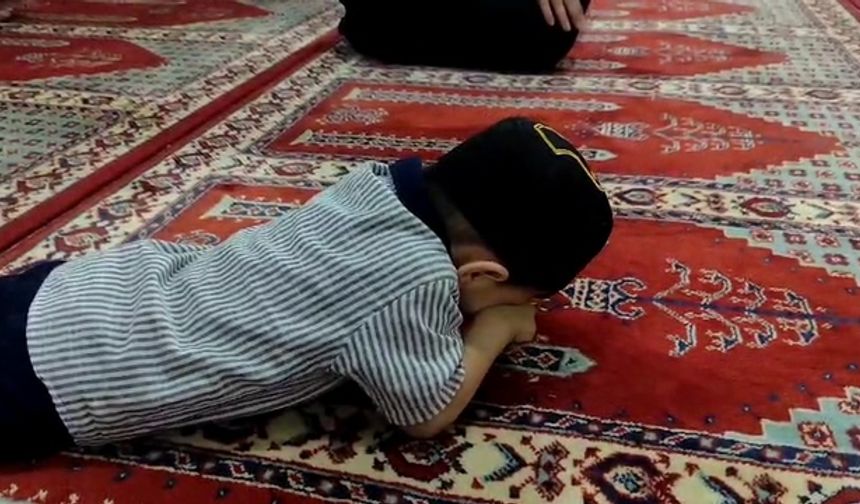 Diyarbakır'daki bu an herkesi gülümsetti: Secdede uyuyakalan minik