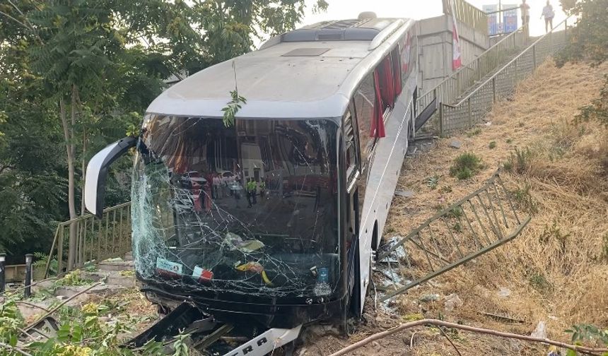Servis otobüsü şarampole yuvarlandı: Yaralılar var