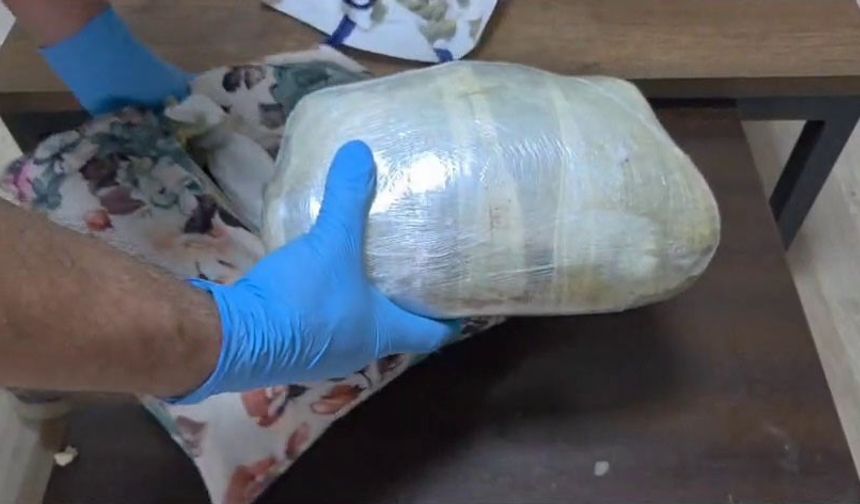 Otobüsteki yolcunun kullandığı yastıktan uyuşturucu çıktı