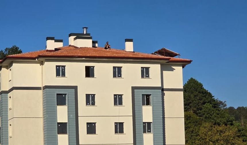 Polisin ikna ettiği şahıs çatıdan indi