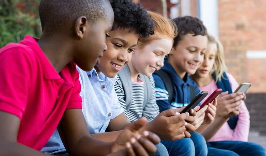 13 yaşından önce telefon kullanımı ruh sağlığını tehlikeye atıyor