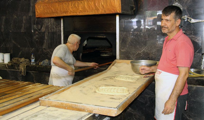 Diyarbakır’da 250 derecelik fırın başında zorlu mesai