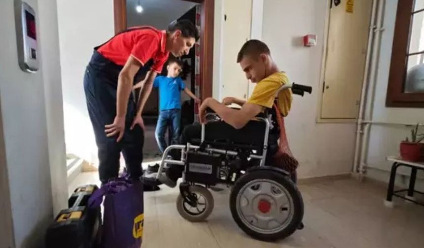 Engellilerin bozulan akülü sandalyelerini ücretsiz tamir ediyor