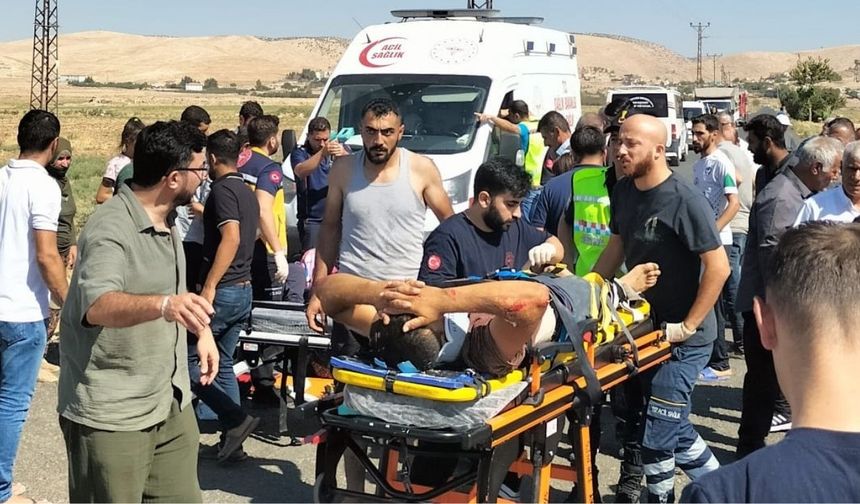 Motosiklet ile  araç çarpıştı: 4 yaralı