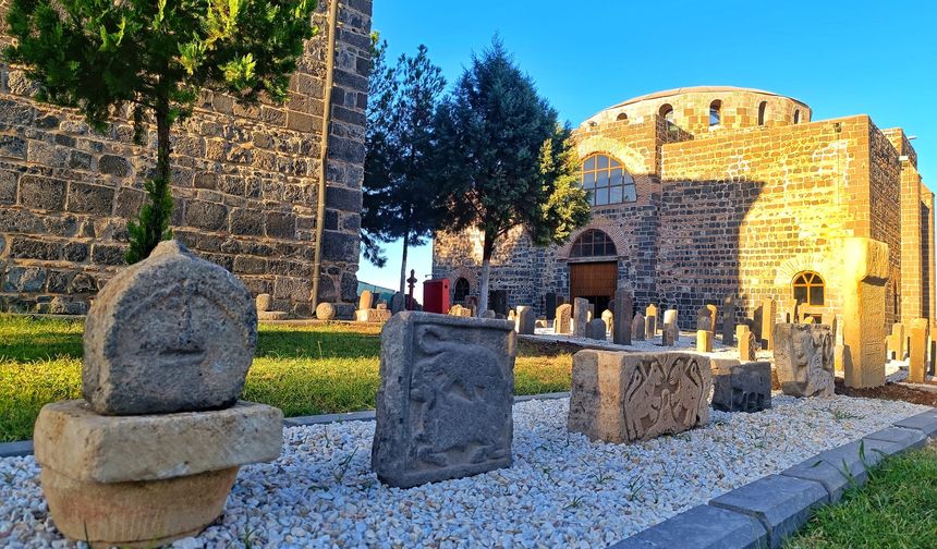 Diyarbakır Müzesi’nde insan yüzlü mezar taşı ilk kez sergilendi