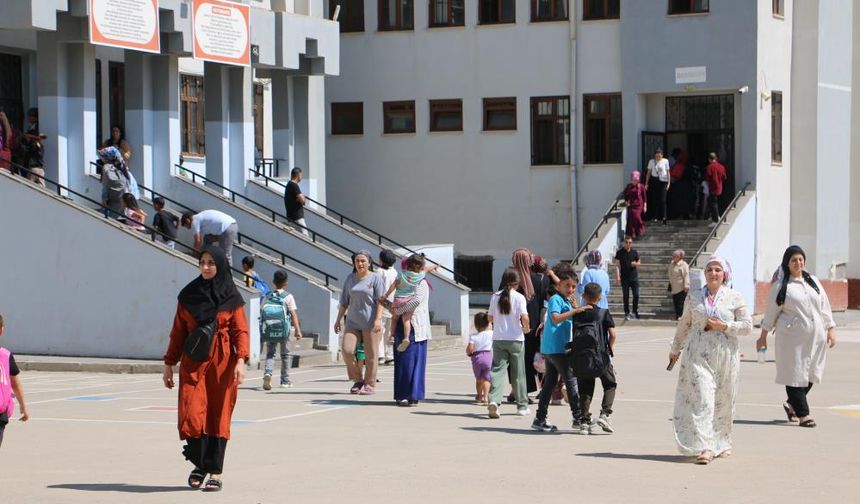 Diyarbakır’da ağır hasarlı okul tahliye edildi