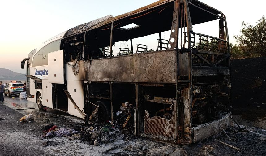 Gaziantep'te yanan yolcu otobüsü kullanılamaz hale geldi