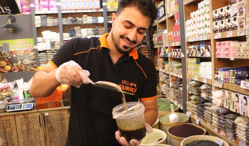 Diyarbakır’da 25 bitkiden yaptığı özel karışımla şifa dağıtıyor