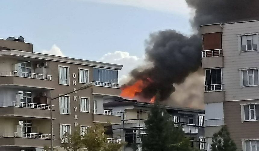 6 katlı binanın çatısında yangın paniği