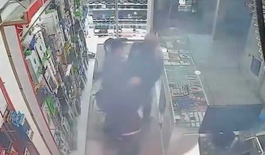 Cep telefonu bataryası bomba gibi patladı