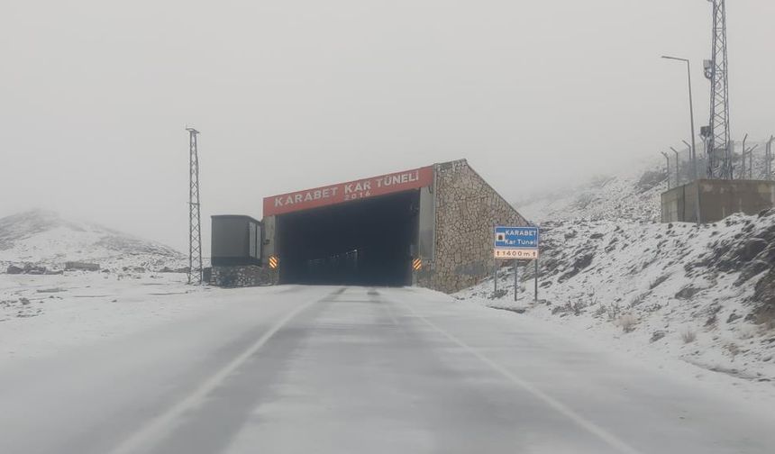 Van Karabet Geçidi'ne mevsimin ilk karı düştü